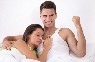 Bărbat puternic în pat cu o fată