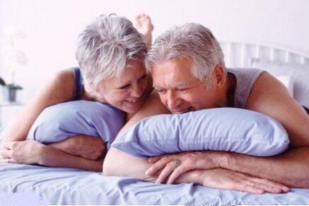 cuplu în vârstă în pat