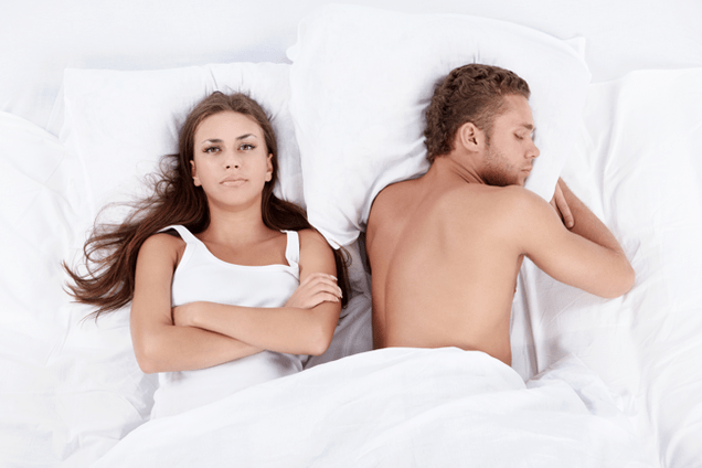femeie în pat cu un bărbat cu potență slabă